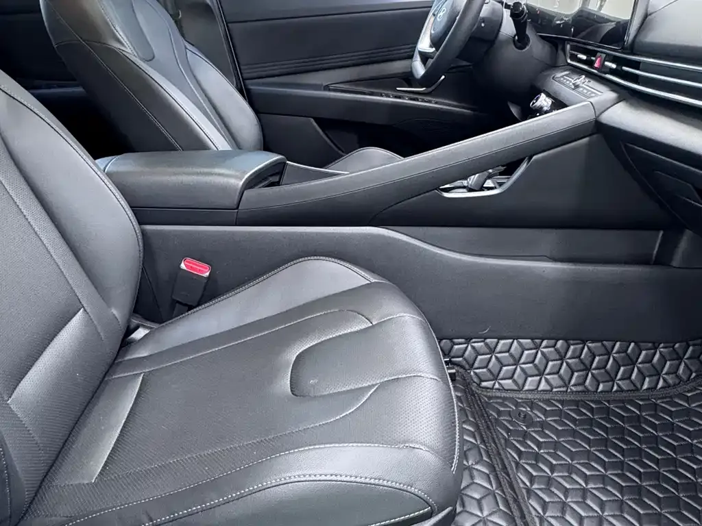 Hyundai Elantra — фото 2