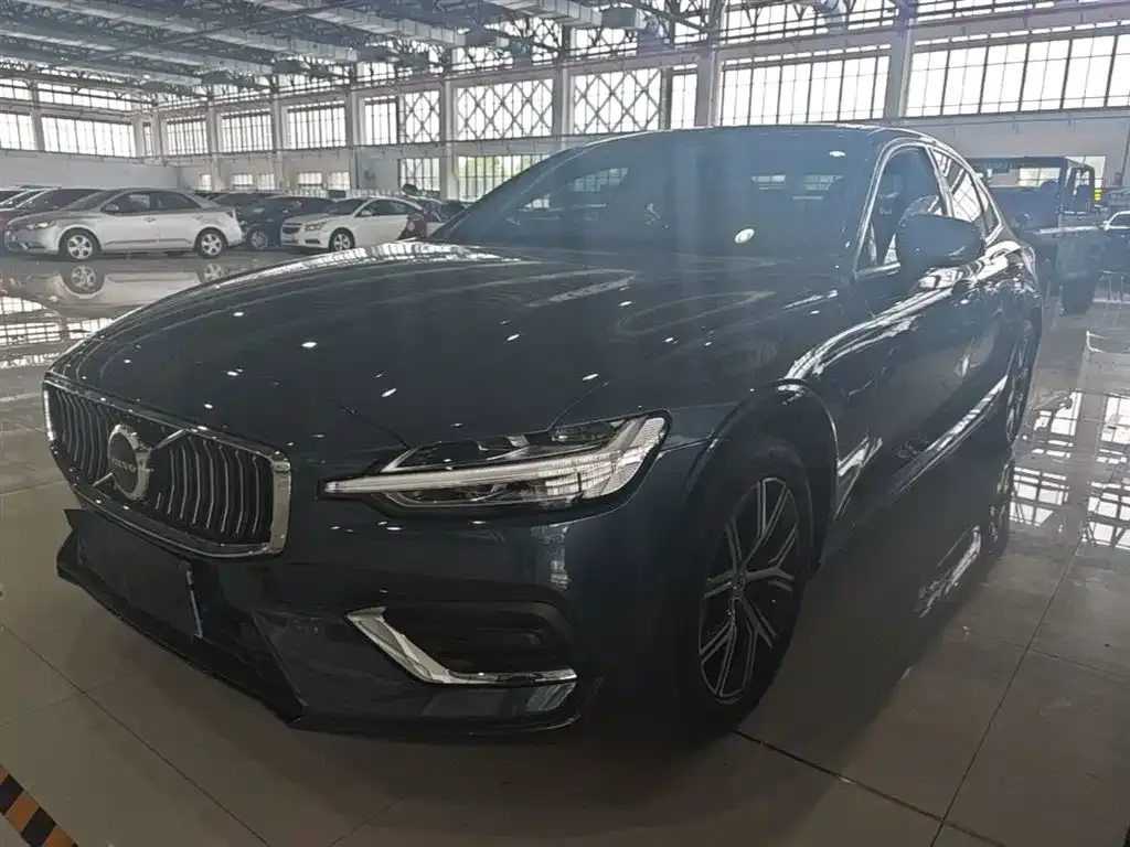 Volvo S60 — фото 1