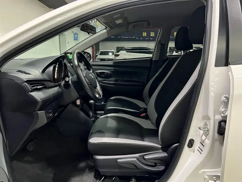 Toyota Yaris L — фото 10