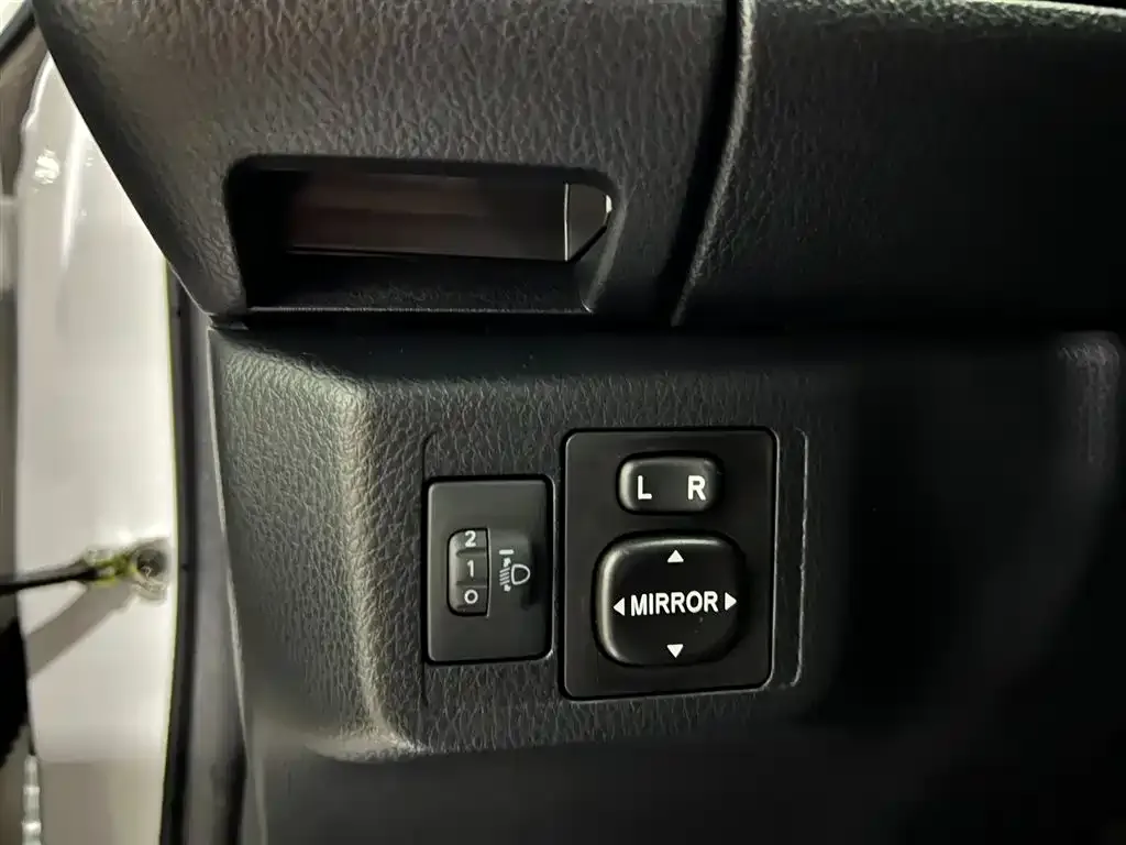 Toyota Yaris L — фото 2