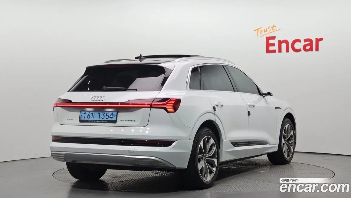 Audi e-tron — фото 3