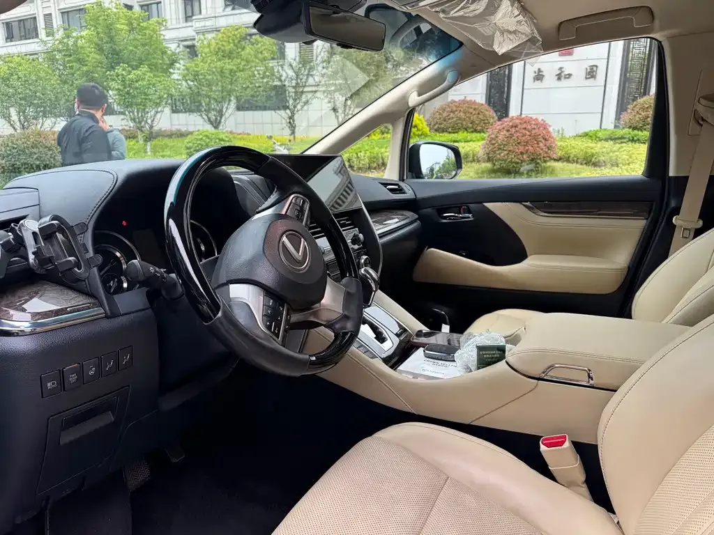 Toyota Vellfire — фото 5