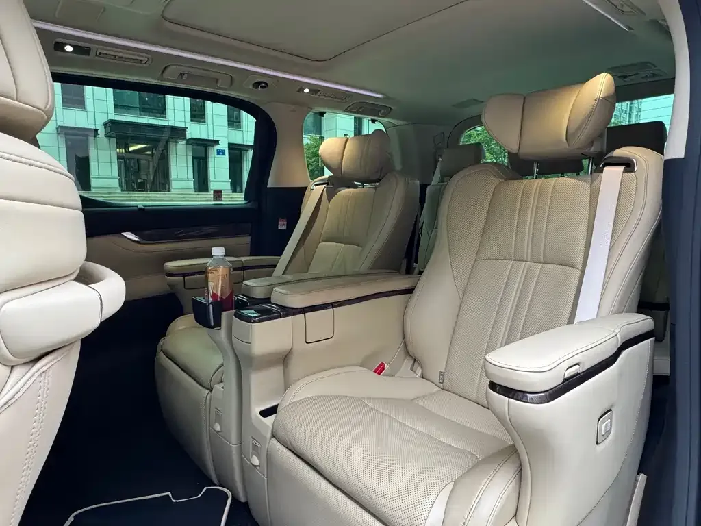 Toyota Vellfire — фото 4