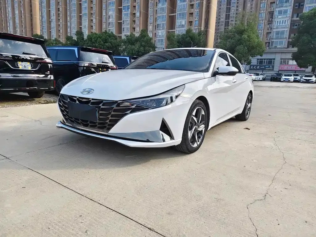 Hyundai Elantra — фото 1