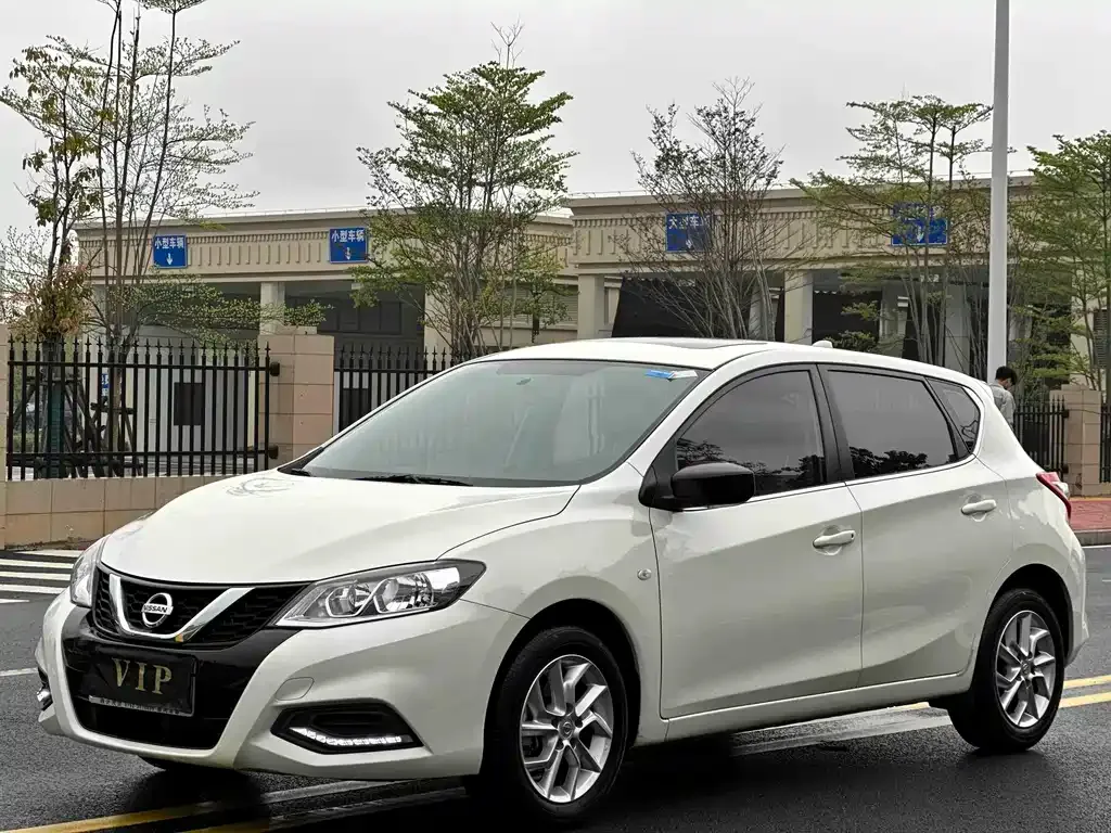 Nissan Tiida — фото 1
