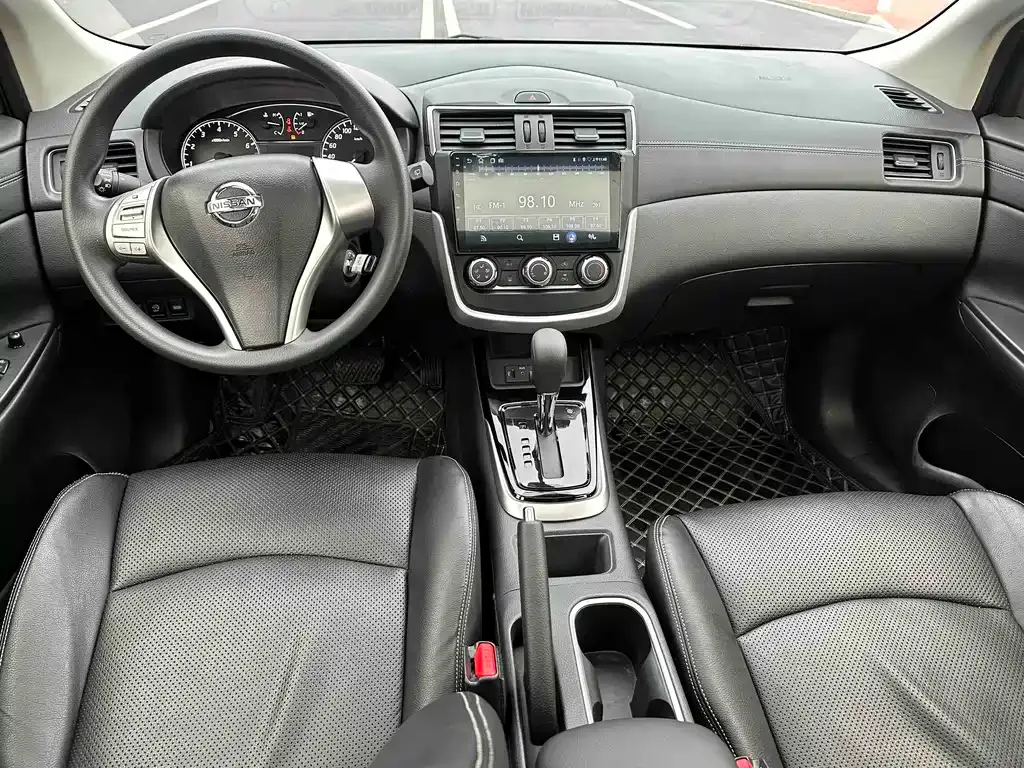 Nissan Tiida — фото 2