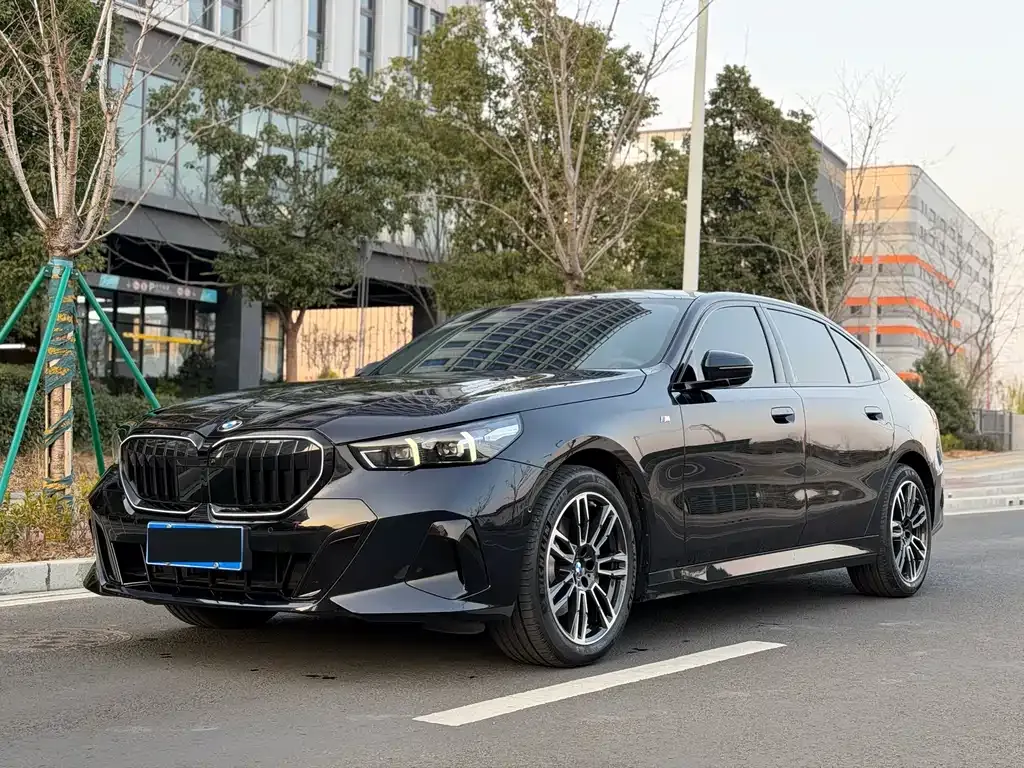 BMW 5 Series — фото 1