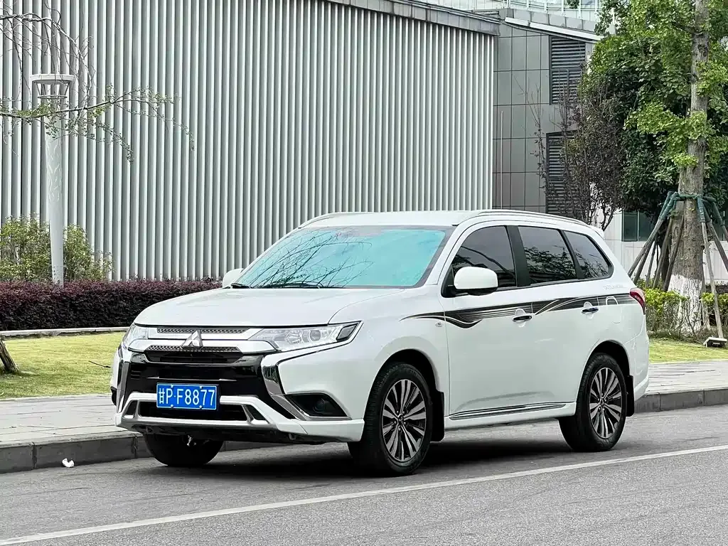 Mitsubishi Outlander — фото 1