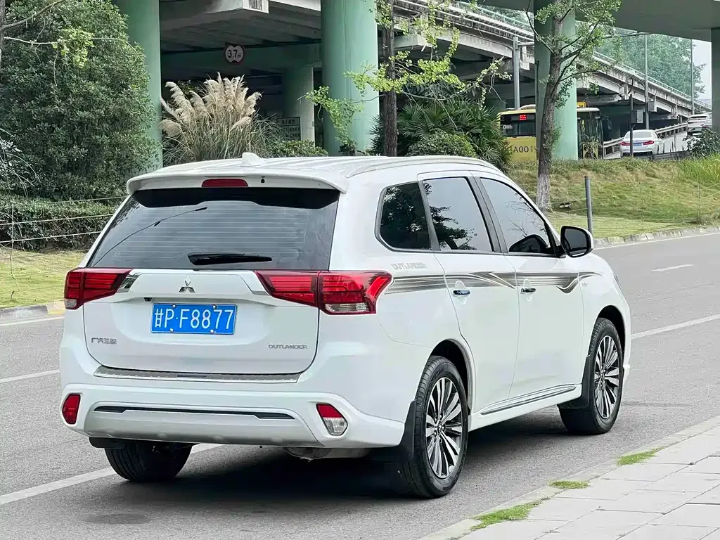 Mitsubishi Outlander — фото 3