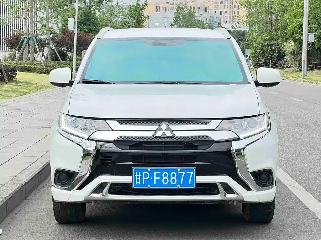 Mitsubishi Outlander — фото 9