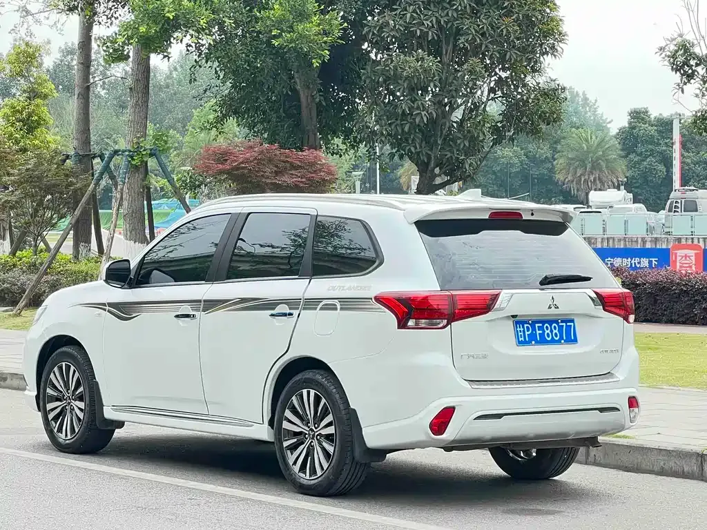 Mitsubishi Outlander — фото 10
