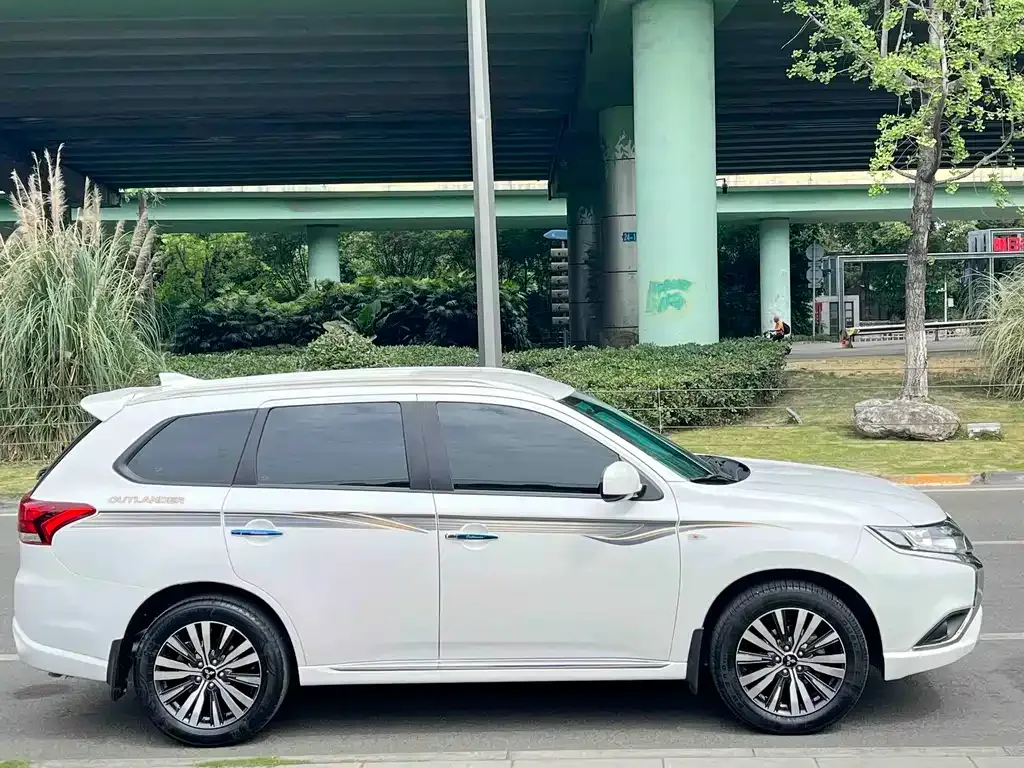 Mitsubishi Outlander — фото 8