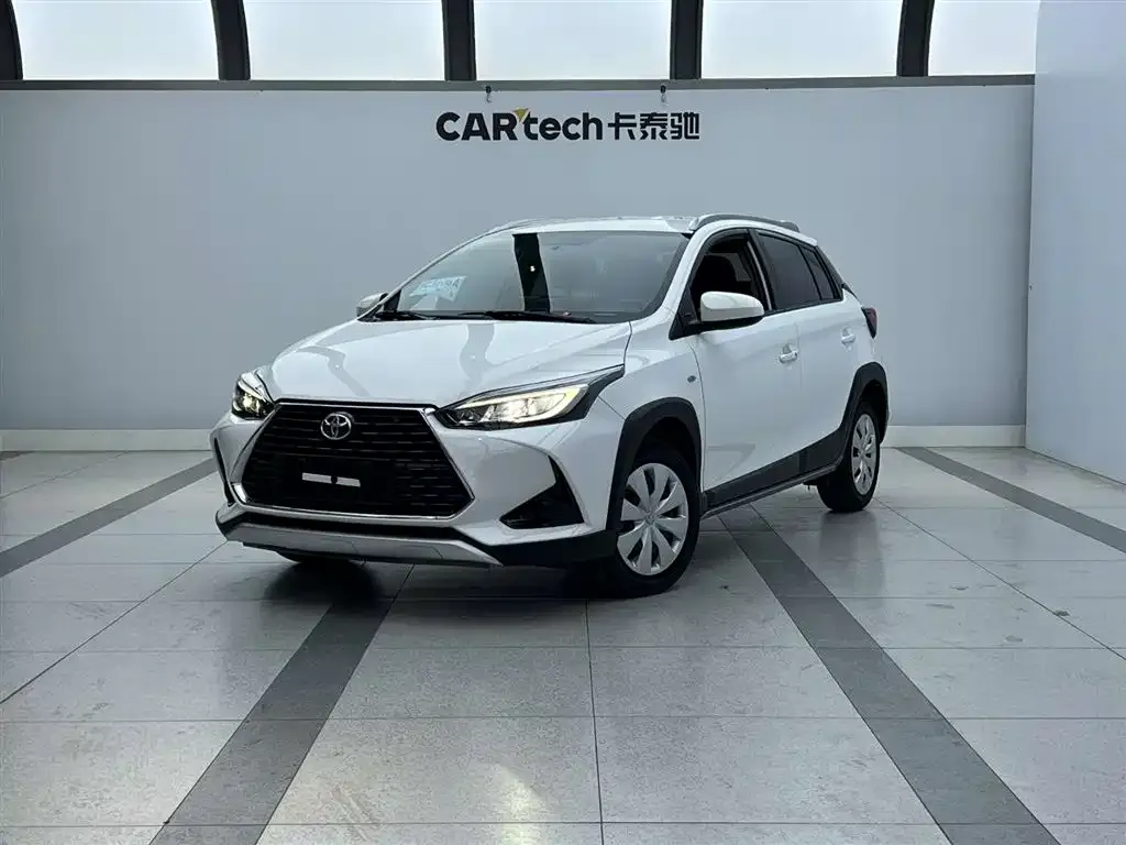 Toyota Yaris L — фото 1