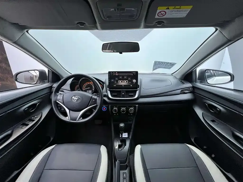 Toyota Yaris L — фото 7