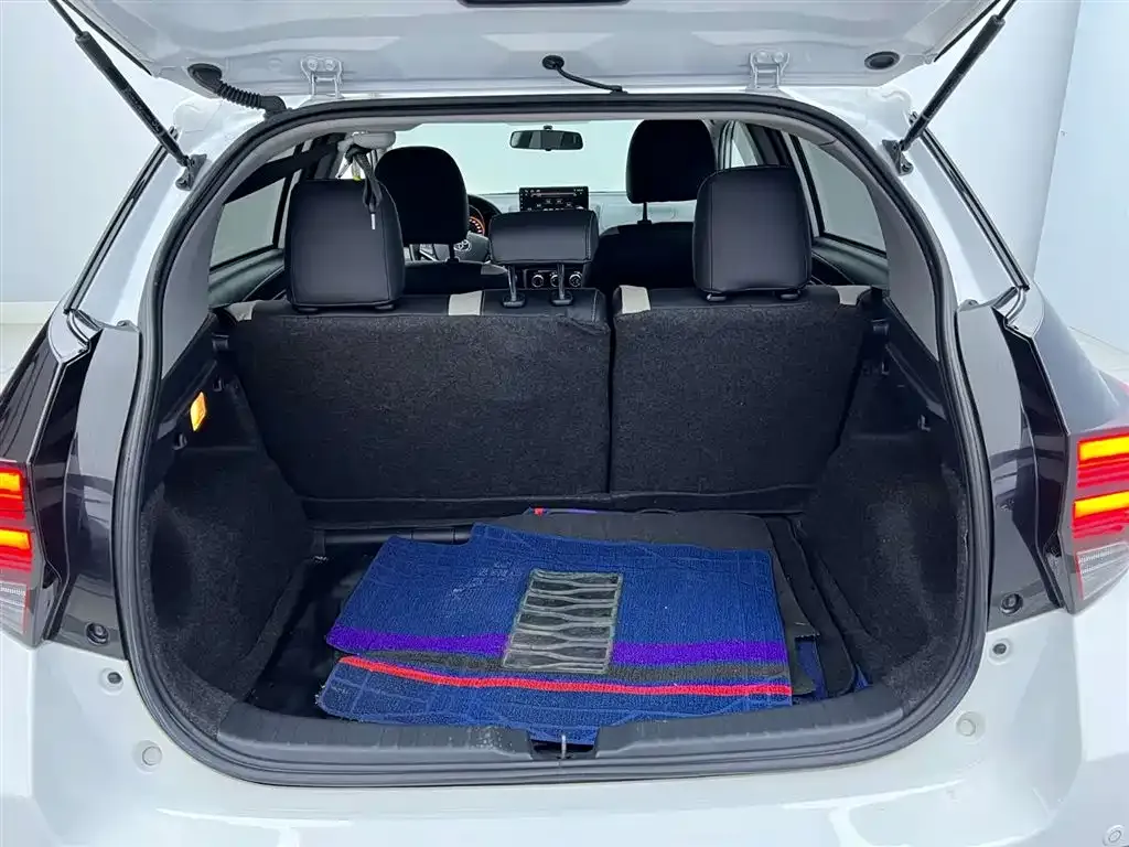 Toyota Yaris L — фото 8