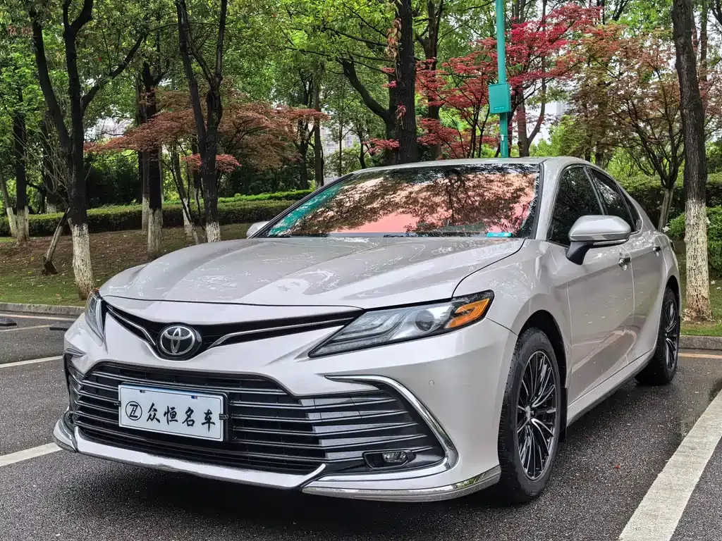 Toyota Camry — фото 1