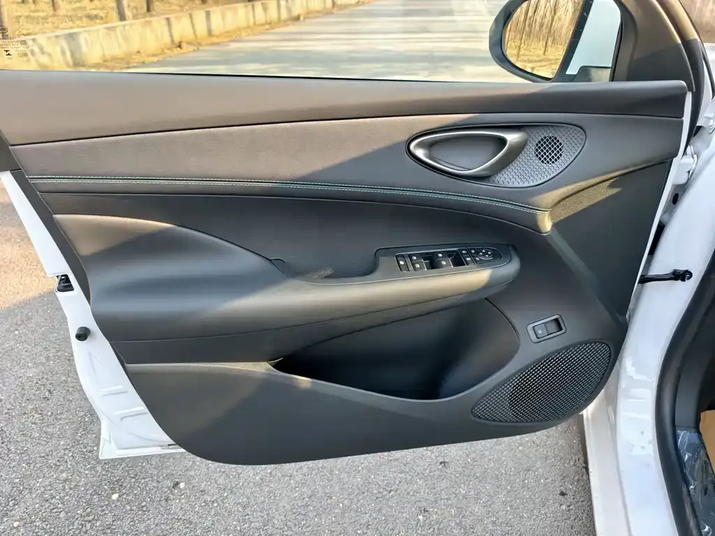 BYD Seal 05 DM-i — фото 9