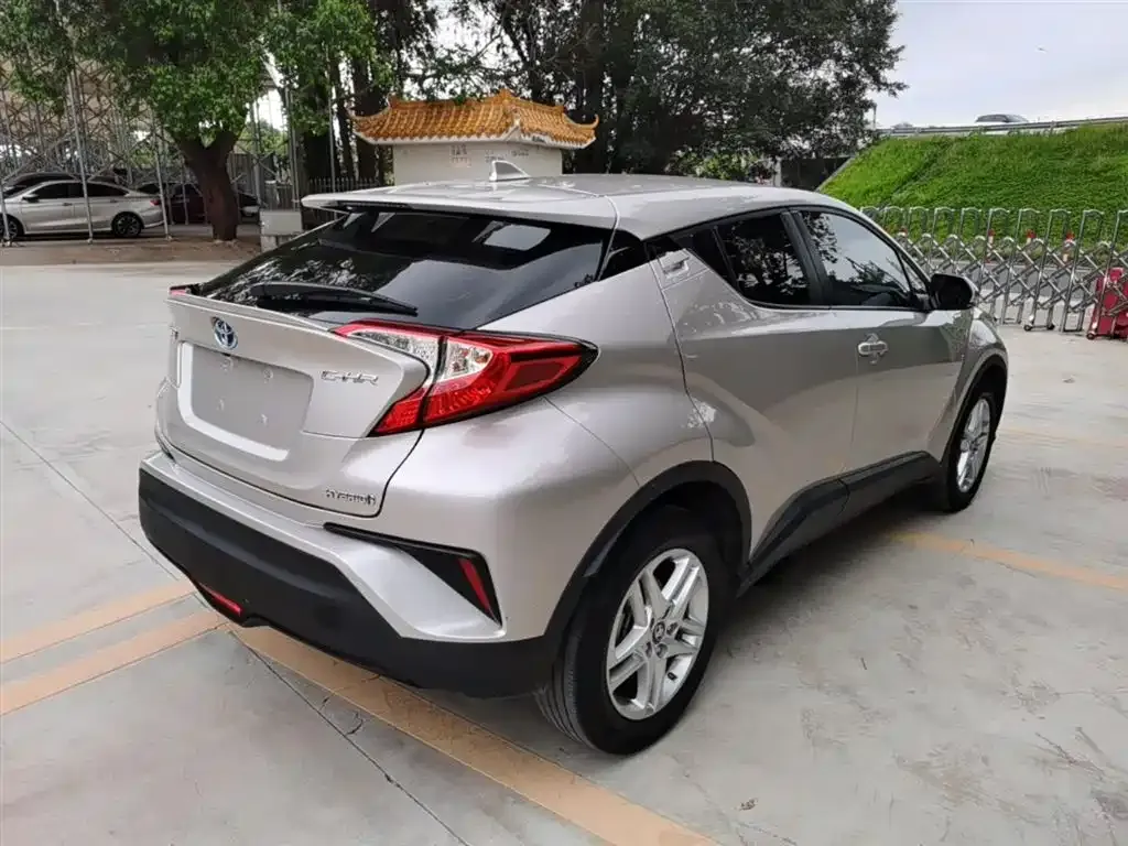 Toyota C-HR — фото 9