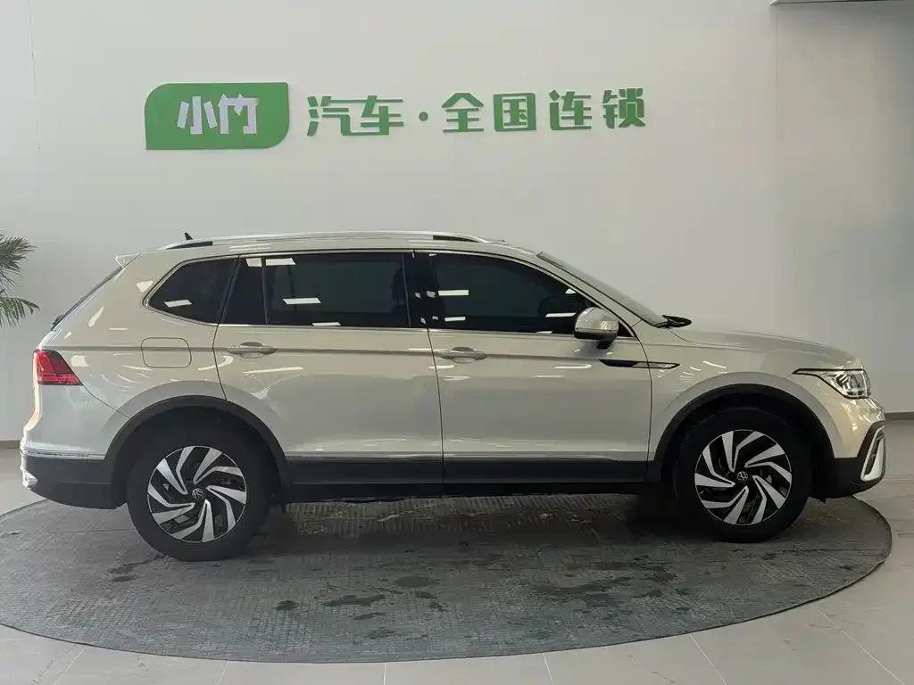 Volkswagen Tiguan L — фото 5