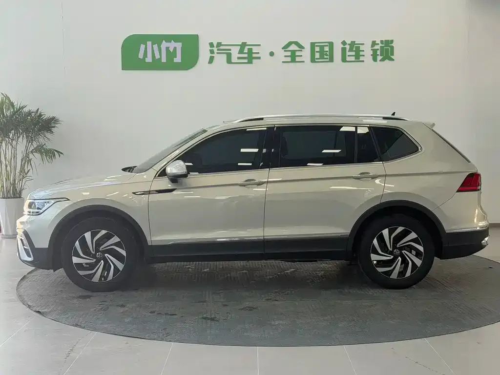 Volkswagen Tiguan L — фото 10