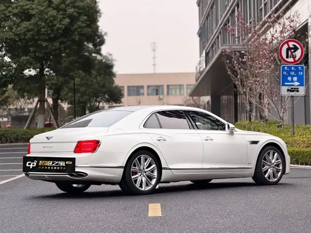 Bentley Flying Spur — фото 3