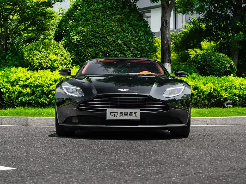 Aston Martin DB11 — фото 9