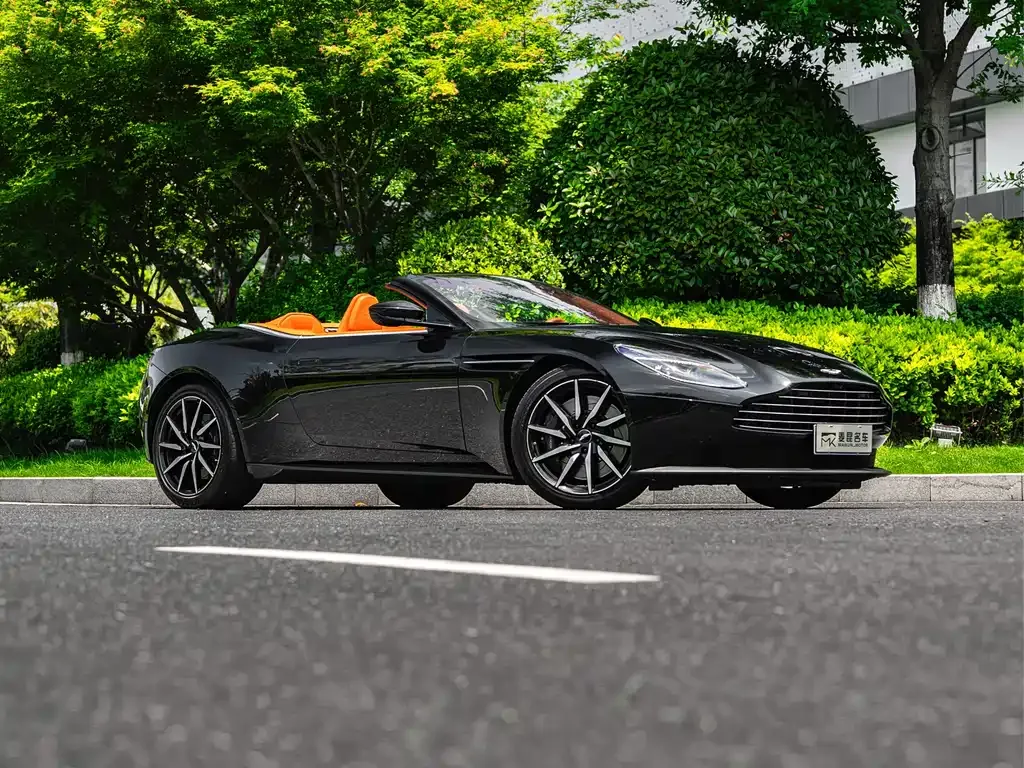 Aston Martin DB11 — фото 10