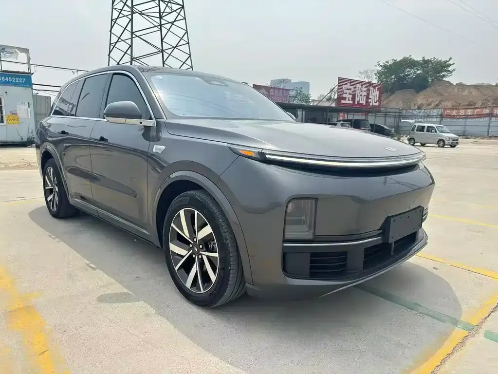 Li Auto L8 — фото 1