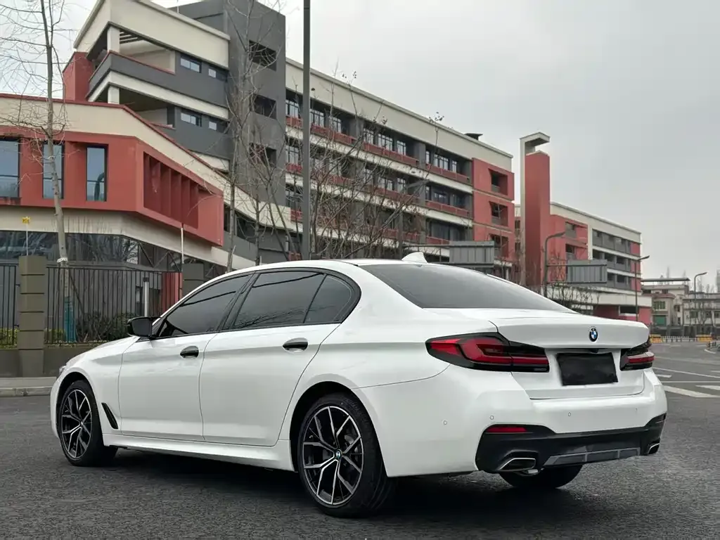 BMW 5 Series — фото 5