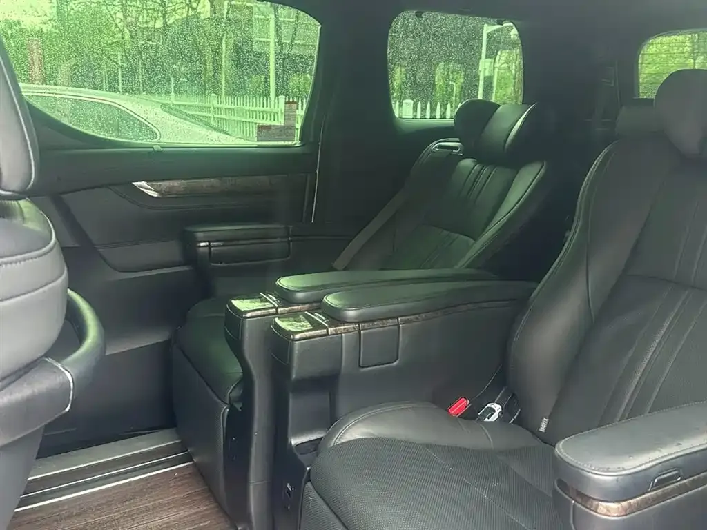 Toyota Alphard — фото 7