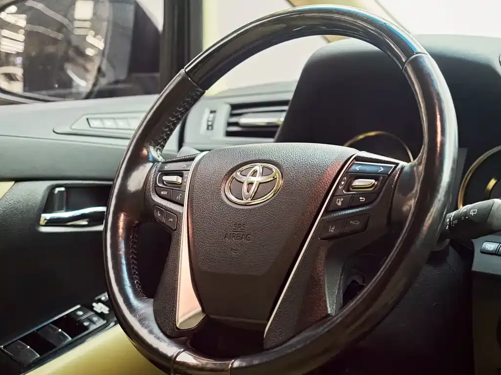 Toyota Alphard — фото 3
