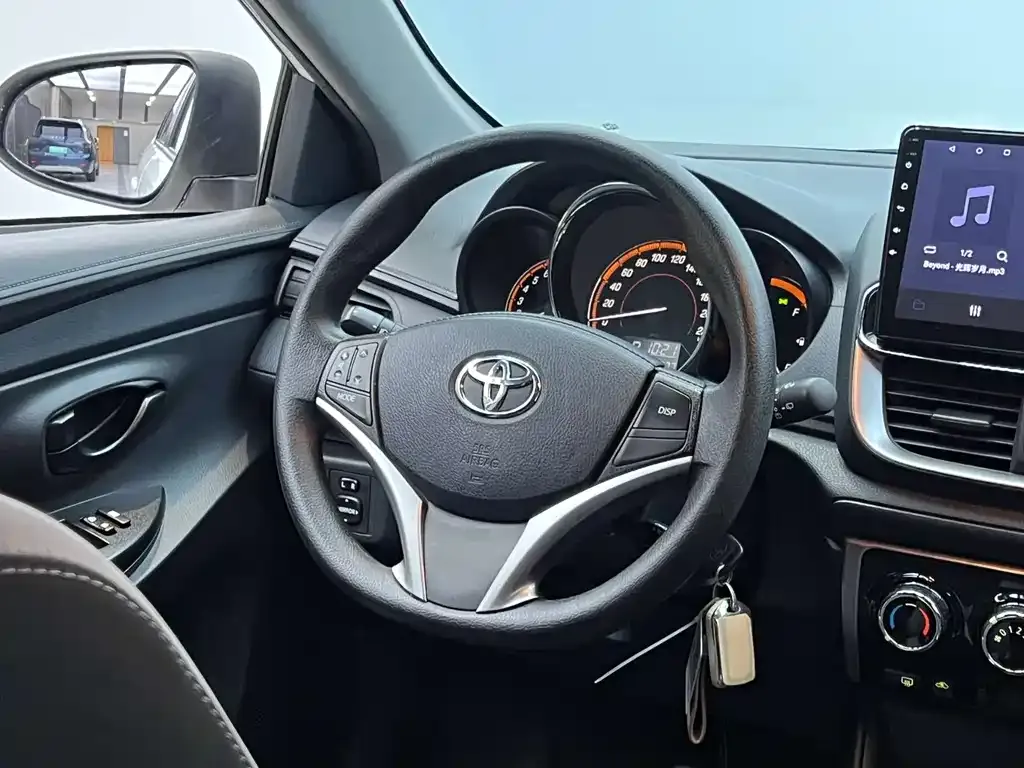 Toyota Yaris L — фото 7