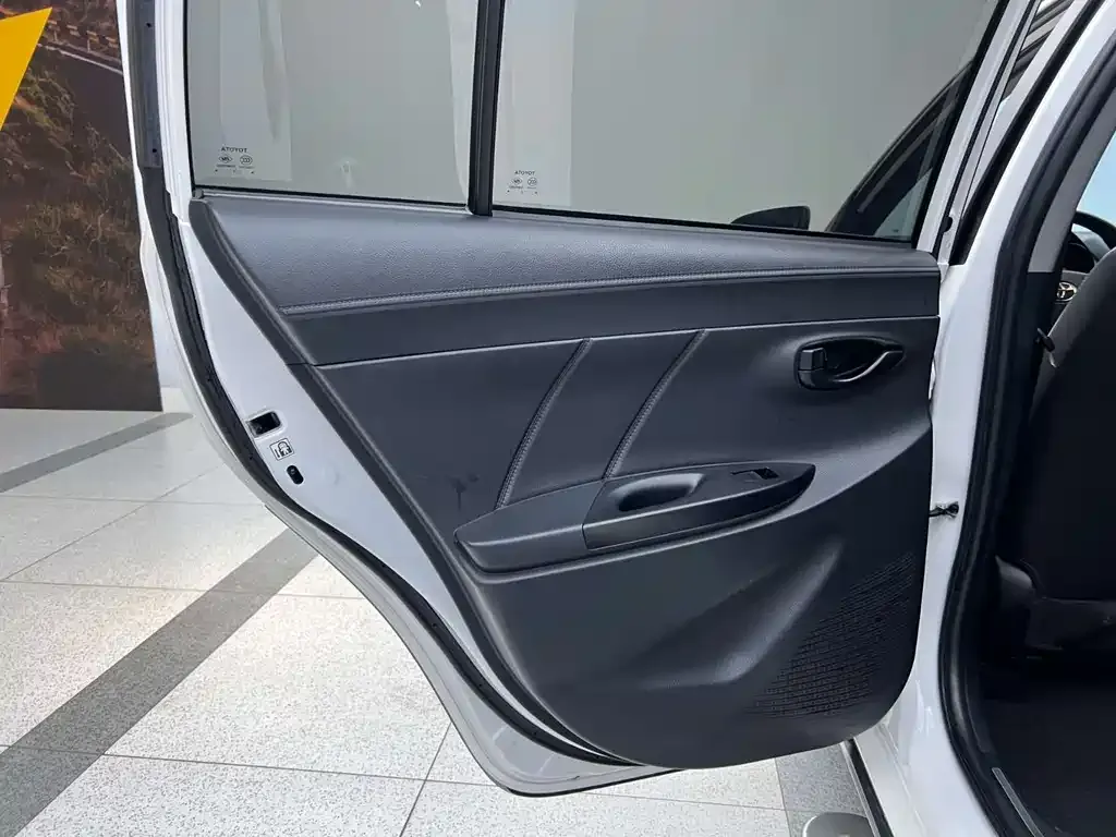 Toyota Yaris L — фото 3