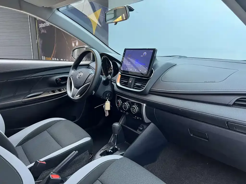 Toyota Yaris L — фото 8