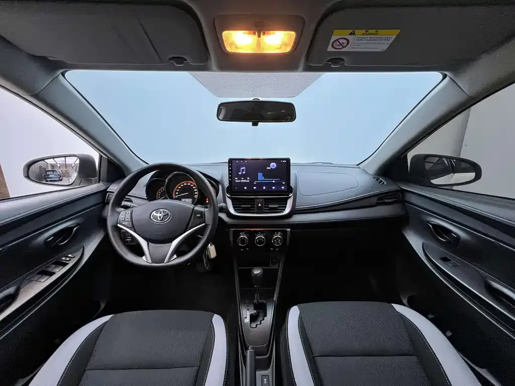 Toyota Yaris L — фото 5