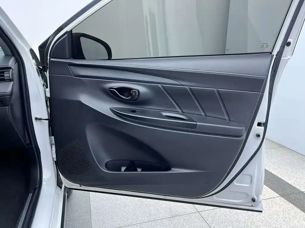 Toyota Yaris L — фото 10