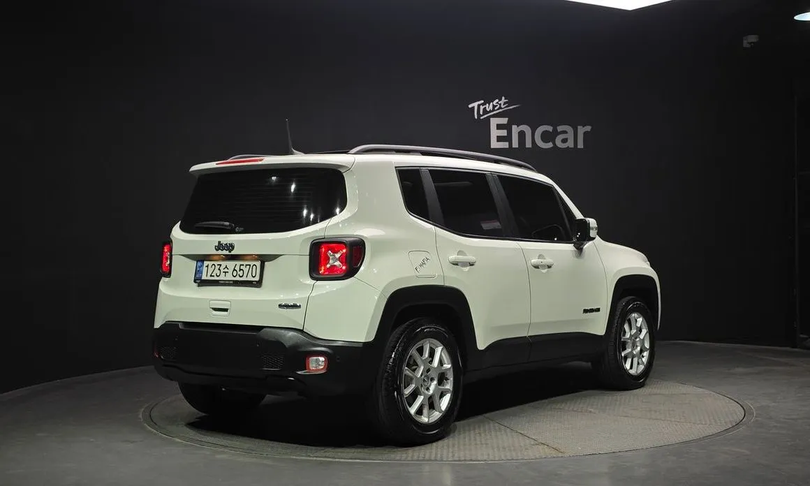 Jeep Renegade — фото 3