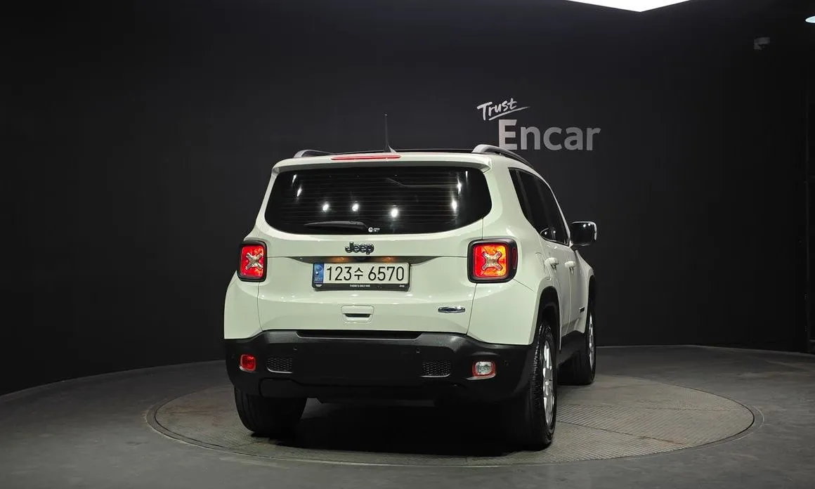 Jeep Renegade — фото 2