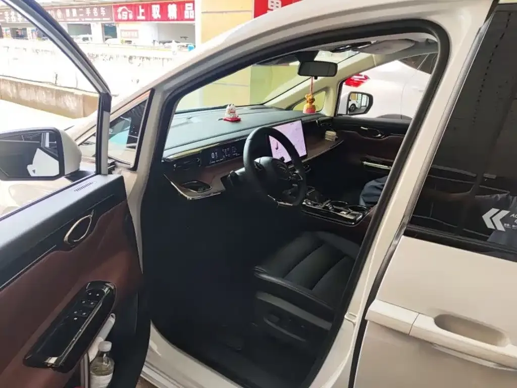 GAC Motor E8 Hybrid — фото 4