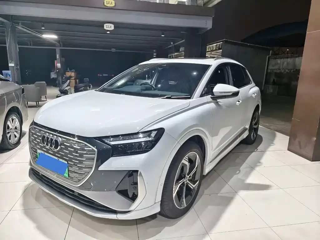 Audi Q4 e-tron — фото 1
