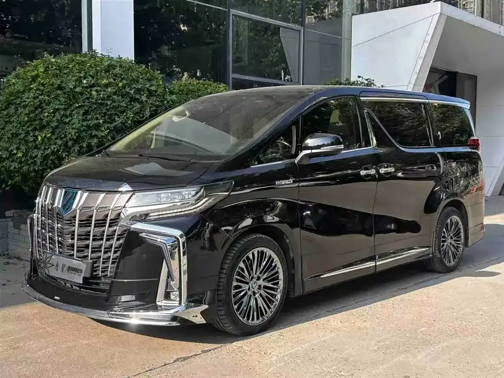 Toyota Alphard — фото 1