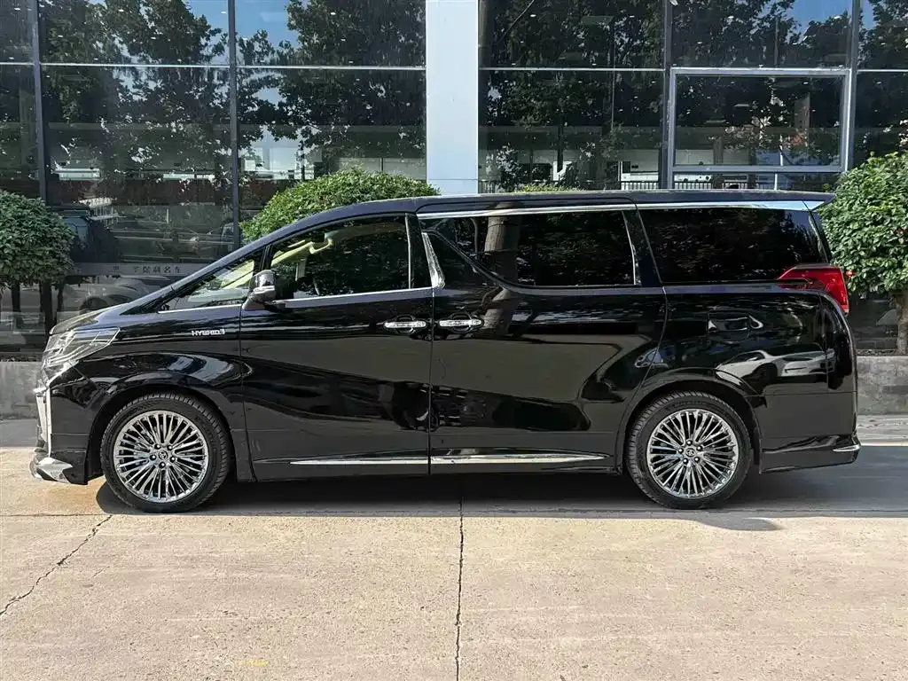 Toyota Alphard — фото 3