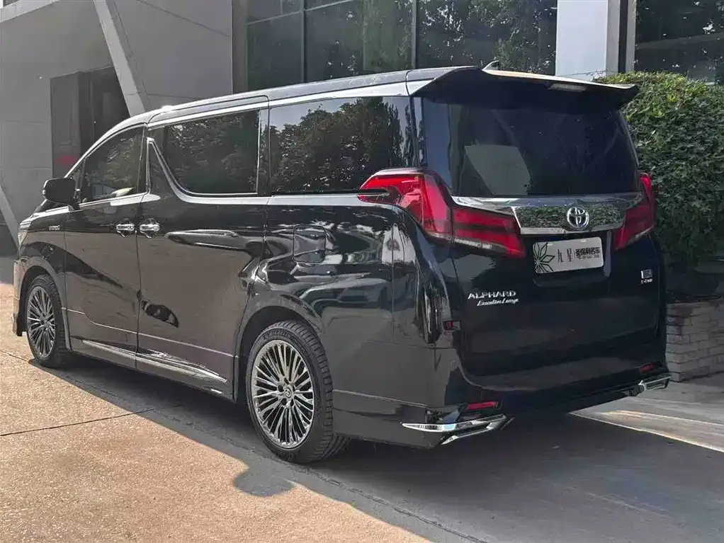 Toyota Alphard — фото 2