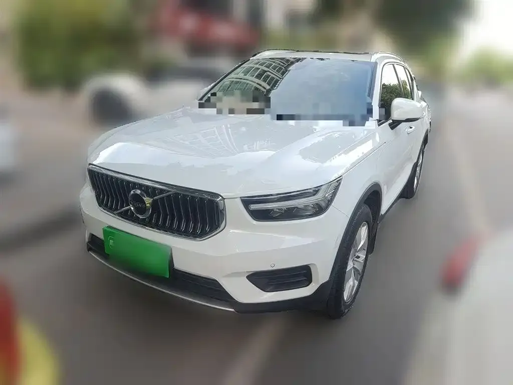 Volvo XC40 — фото 8