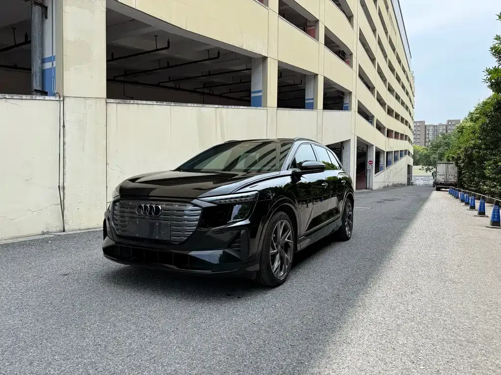 Audi Q5 e-tron — фото 1