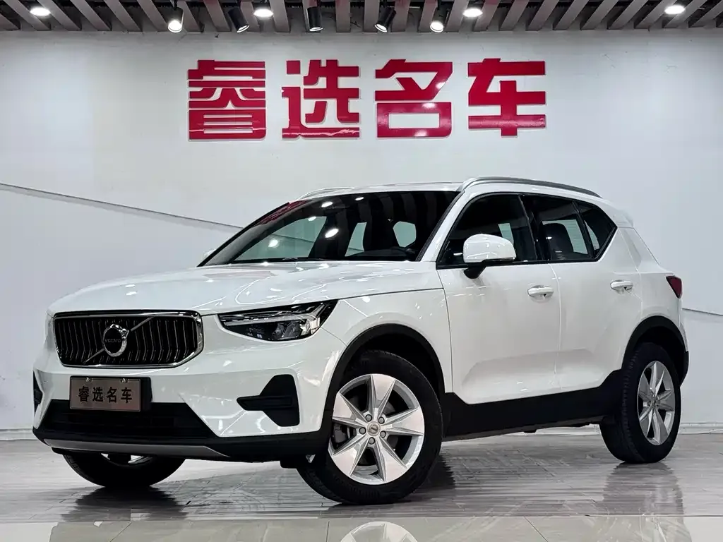 Volvo XC40 — фото 1
