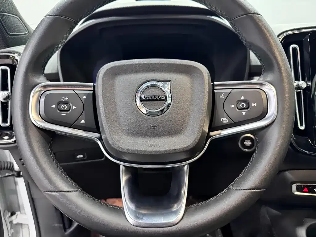 Volvo XC40 — фото 10
