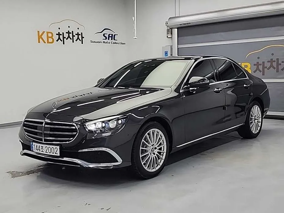 Mercedes-Benz E-Class — фото 1