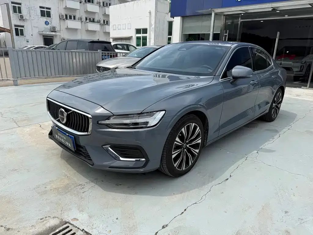 Volvo S60 — фото 1