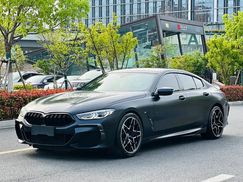 BMW 8 Series — фото 1